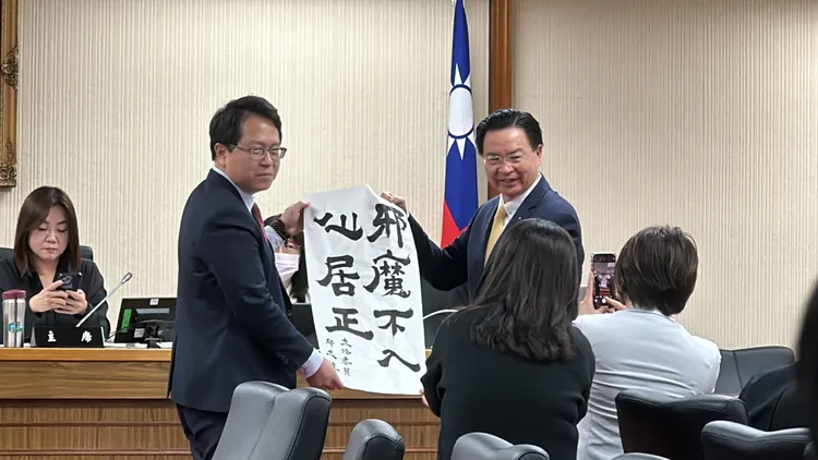 邱志偉送上書法。潘袁詩羽攝