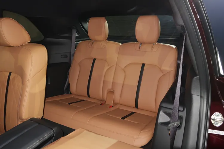 七人座車型配備的第二排座椅電動輔助One Touch Walk-in按鍵，讓第三排乘客可輕鬆進出。林浩昇攝