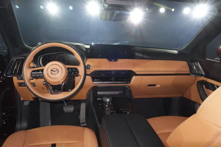 車艙內搭載12.3吋全數位多功能儀錶與12.3吋中央資訊顯示幕的雙大型顯示幕配置，旗艦六人座33T AWD Premium Captain Seat車型車艙採用大量柔軟麂皮質感絨料，輔以高貴的暖沙棕配色。林浩昇攝