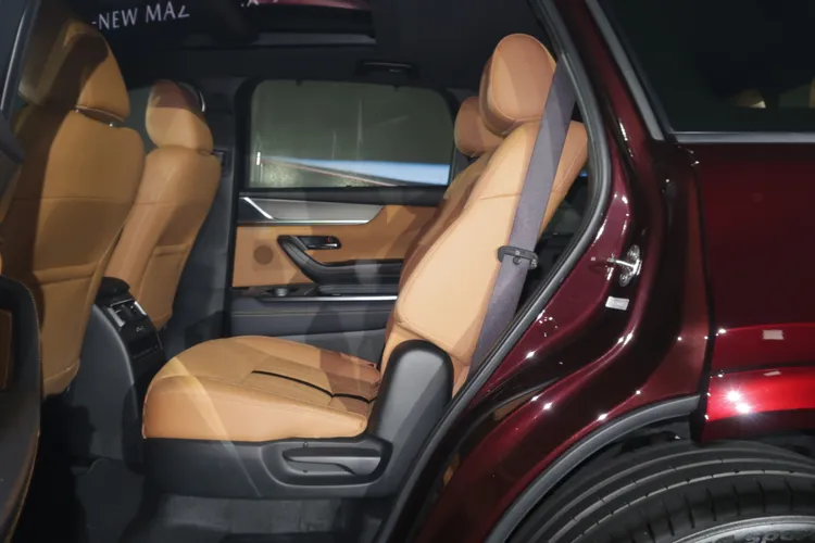 Mazda CX-90旗艦六人座33T AWD Premium Captain Seat車型，第二排採獨立雙座設計，並搭配中央多功能控制台。林浩昇攝