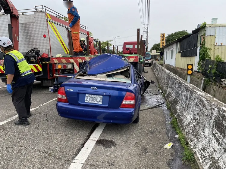 藍色轎車不明原因衝撞路邊曳引車。民眾提供