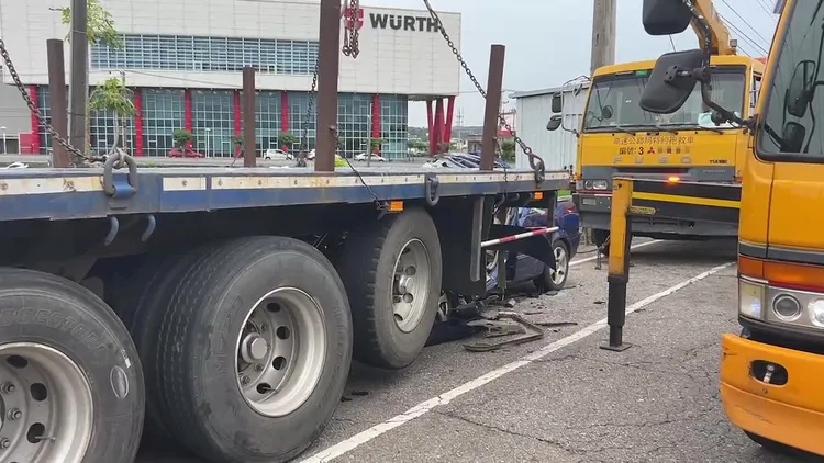 曳引車停在機慢車道上，肇責有待警方釐清。民眾提供