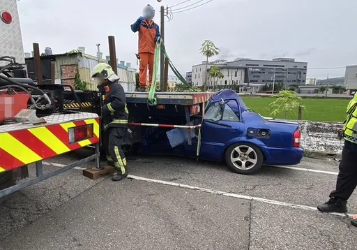 苗栗轎車衝撞路邊曳引車 車頭壓扁剩一半!駕駛夾困慘死