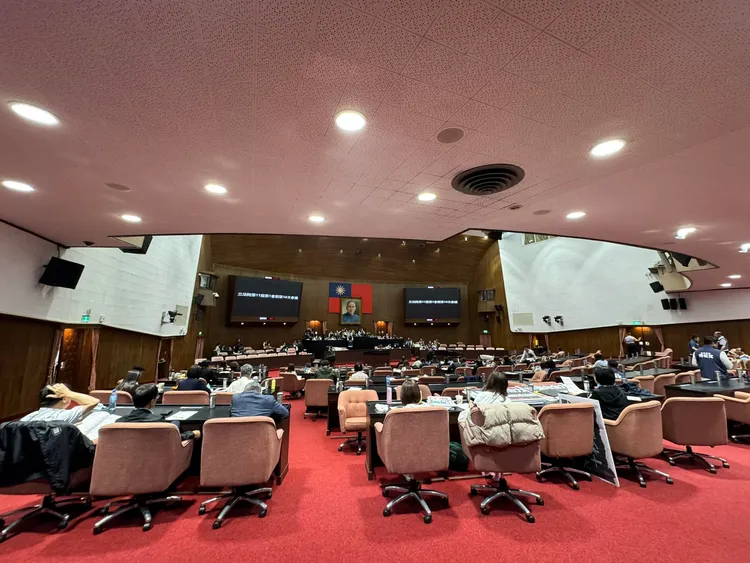 沈伯洋實況報導立法院現場情形。翻攝沈伯洋臉書