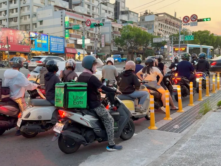 因待轉區太小，許多騎士只能在路邊等候待轉，沒想到左轉後就被警察開單。林祈烽提供