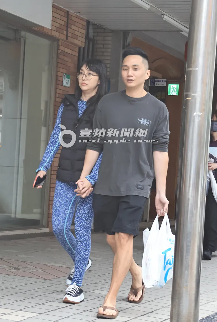 張東晴與男友一路上十指緊扣，看得出來感情相當甜蜜。特勤中心攝