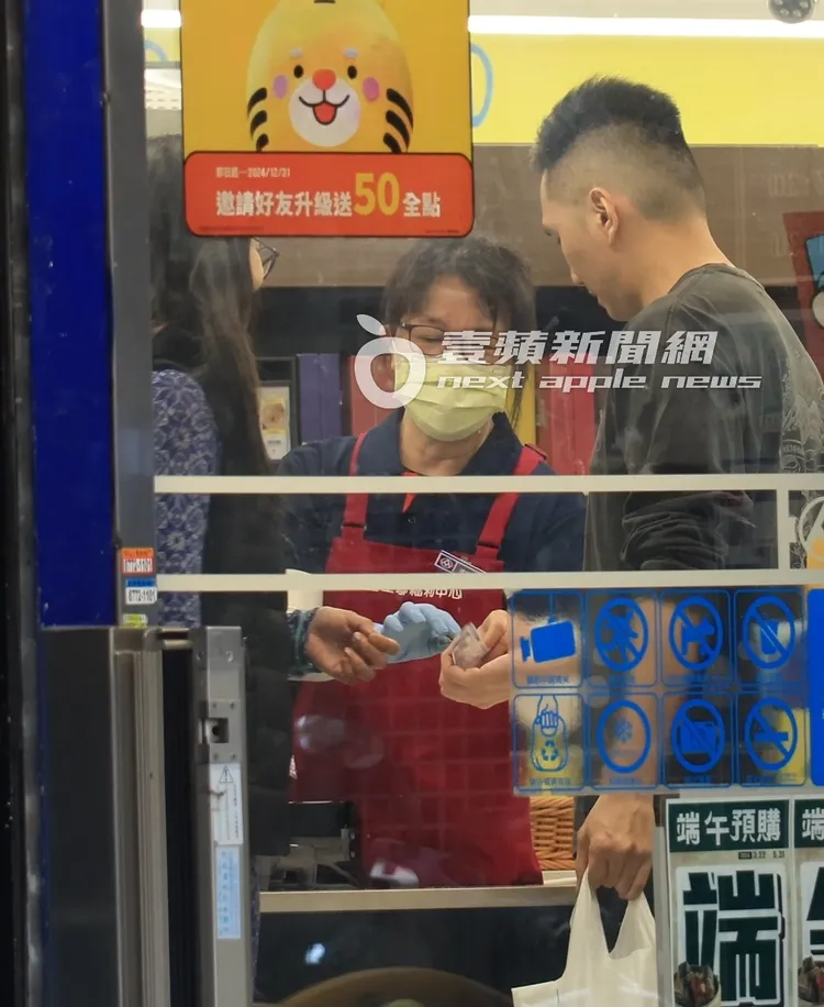 張東晴（左）與男友走進全聯採購，最後由男方買單結帳。特勤中心攝