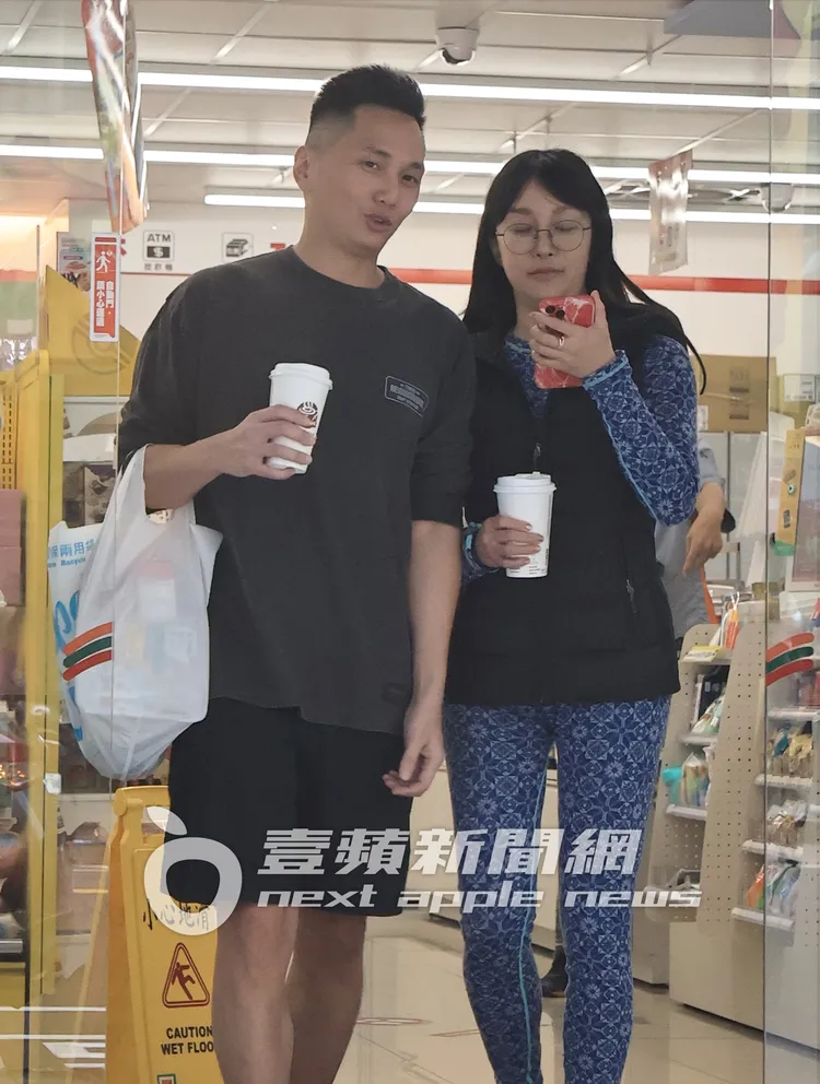 隨後張東晴跟男友手上各拿一杯咖啡步出超商。特勤中心攝