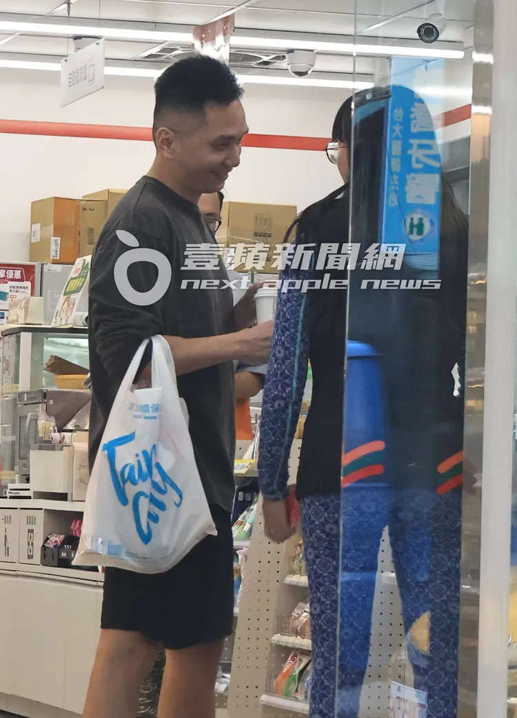 在超商櫃檯前，男友正在逗著有點在碎念的張東晴。特勤中心攝