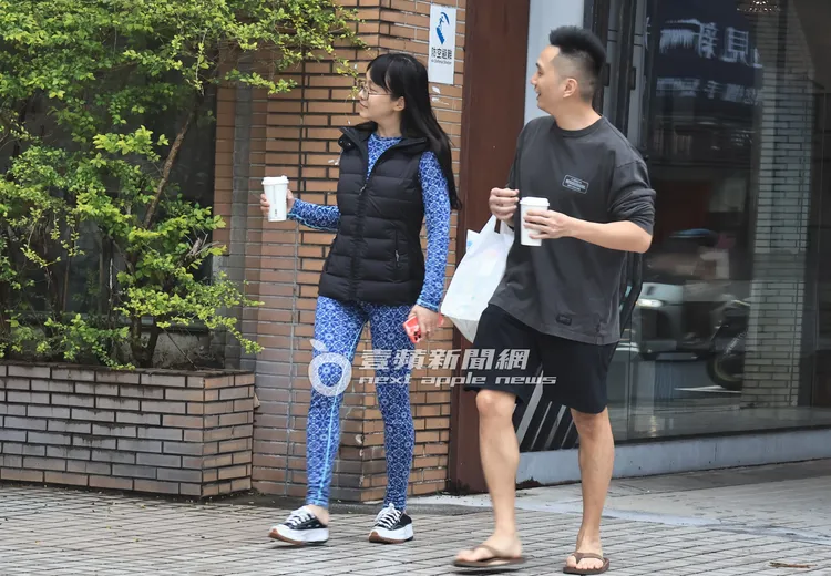 張東晴與男友連逛完3家商店，帶著一些日常用品準備返回愛巢。特勤中心攝