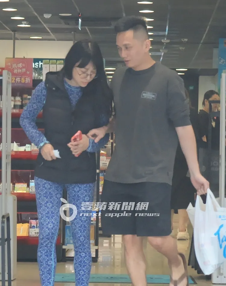 步出屈臣氏，張東晴手上拿著收據明細，男友負責提重物，分工合作準備返回愛巢。特勤中心攝