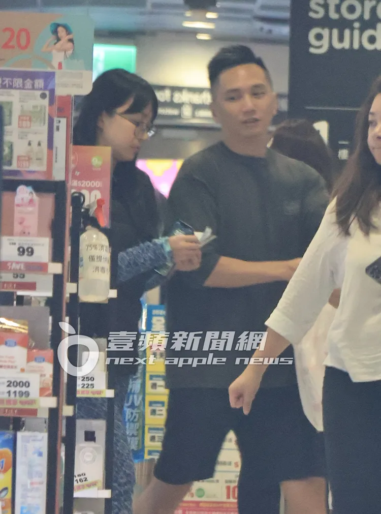張東晴（左）和男友一同逛屈臣氏採買日常用品，最後仍由他買單。特勤中心攝