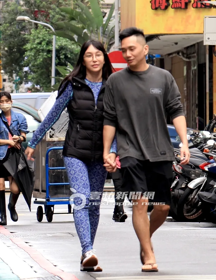 張東晴與男友十指緊扣走在路上十分甜蜜。特勤中心攝