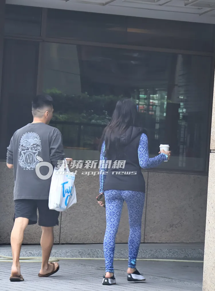 張東晴與男友一起走回距離黃子佼豪宅600公尺的愛巢，動作默契十分順暢，看得出已交往一段時間。特勤中心攝