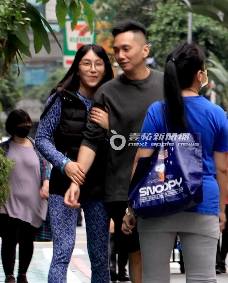 張東晴（左）甜勾新歡手臂，臉上露出幸福笑容。特勤中心攝