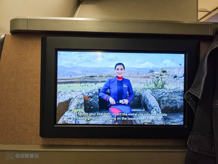 安全示範影片中，空服員演示在古蹟上綁安全帶。田欣雲攝