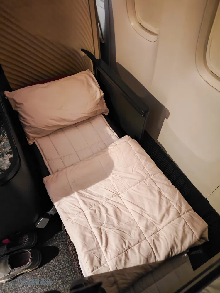 登機時，枕頭、被褥包已置於座椅上，商務艙旅客需要自行鋪床拉被。田欣雲攝