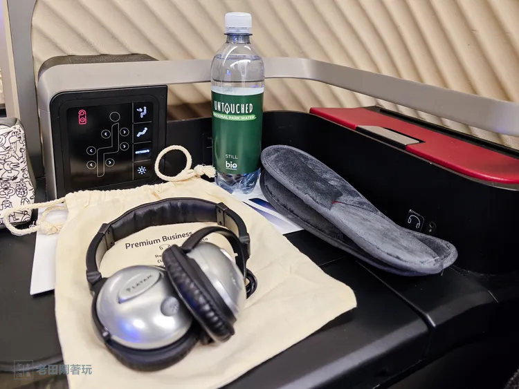 耳機採用可重複利用的布套，拖鞋以裸裝呈現。田欣雲攝