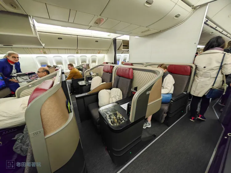 如果是情侶、家人同遊，可選擇中間兩席座位，因之間僅隔一張隔板，溝通聯絡較為方便。田欣雲攝