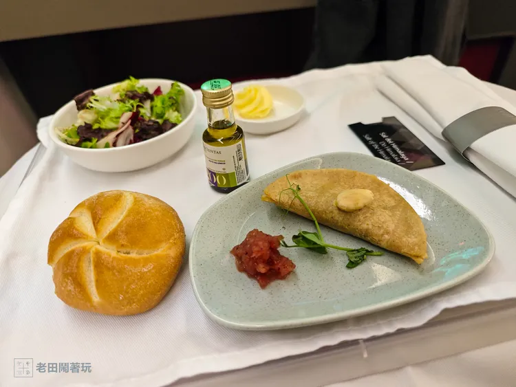 晚餐前菜是長得像餃子的玉米餅。田欣雲攝