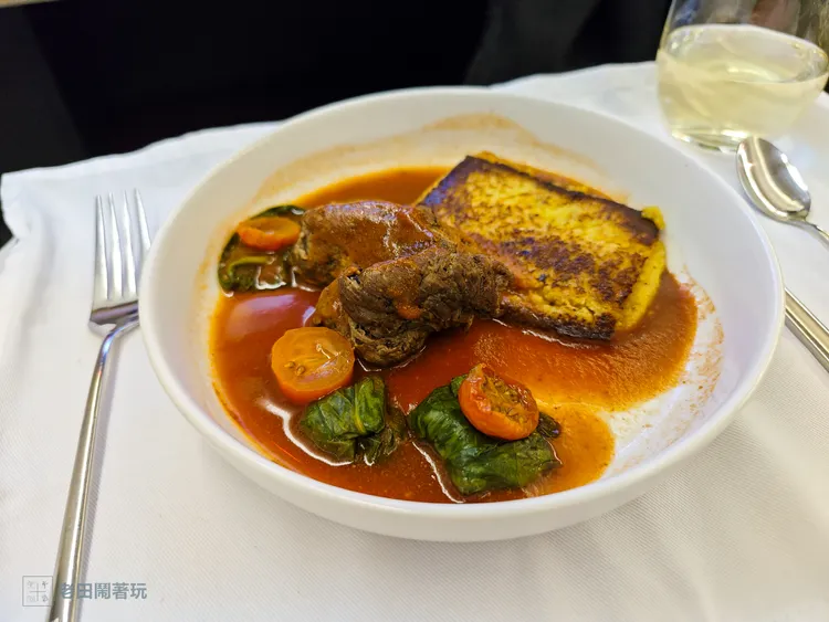 晚餐主菜：炙烤沙朗牛排佐玉米粥。田欣雲攝