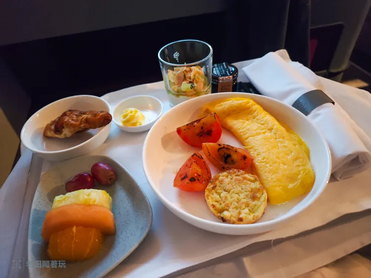 早餐：起司歐姆蛋、烤番茄與馬鈴薯餅。田欣雲攝