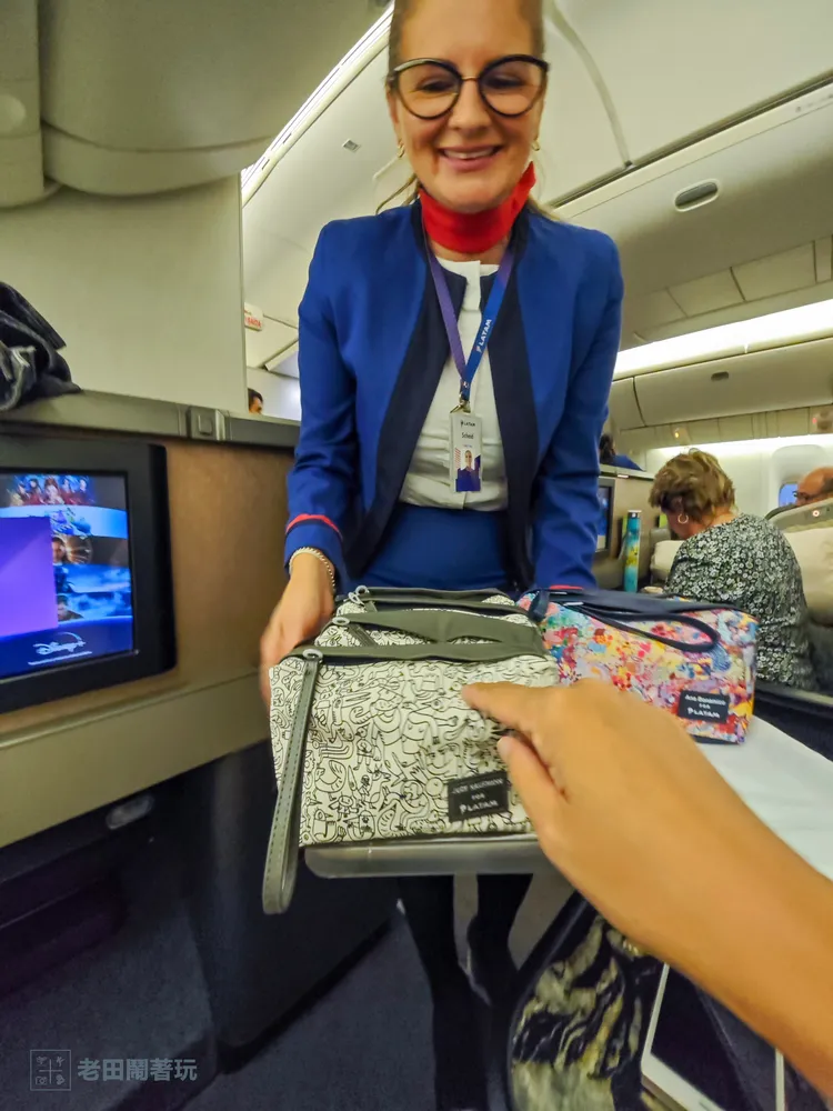 搭乘商務艙提供過夜包二選一。田欣雲攝