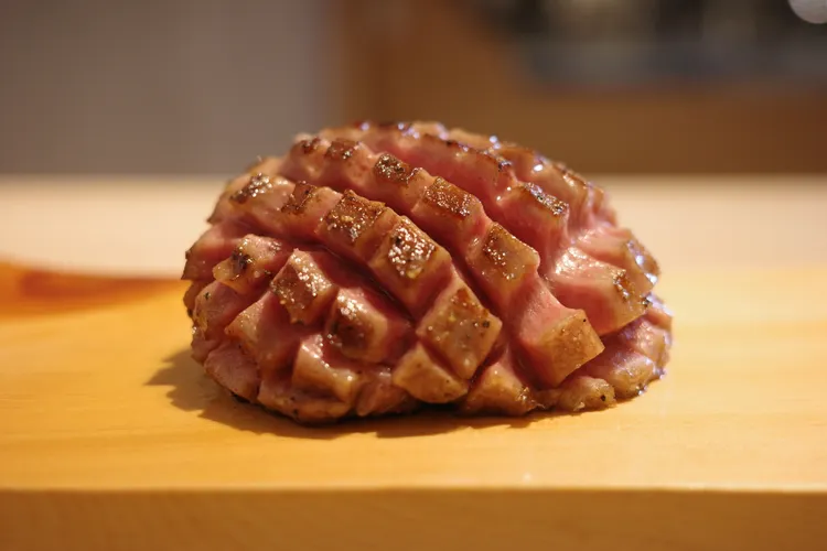 日本東京人氣店「漢堡排 嘉」台灣第一家分店，特選厚牛舌排每日限量必吃。業者提供