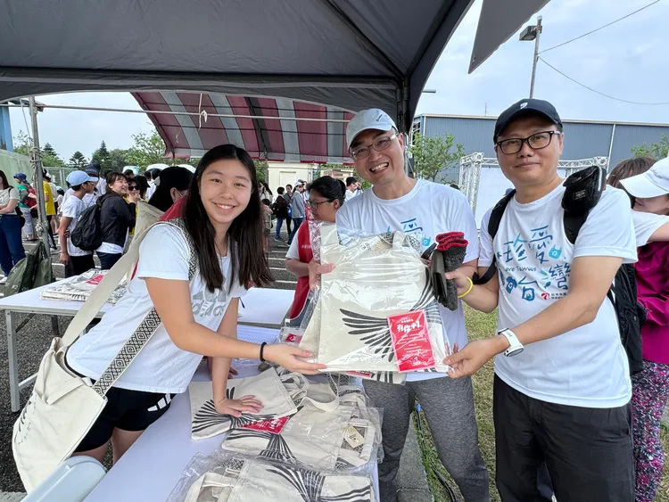 和泰集團同仁熱情支持【有你+1】公益募集計畫，現場超過兩百個「原夢之翼」帆布袋全數銷售完畢。業者提供