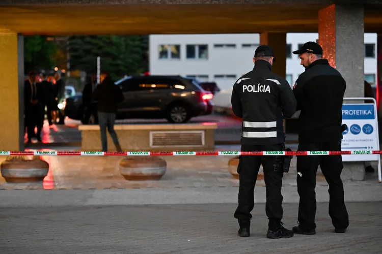 在醫院外警方戒備森嚴。美聯社