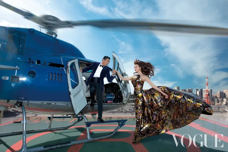 林志玲（右）與丈夫AKIRA拍攝雜誌時，也曾穿過YUMI KATSURA的禮服設計。翻攝VOGUE