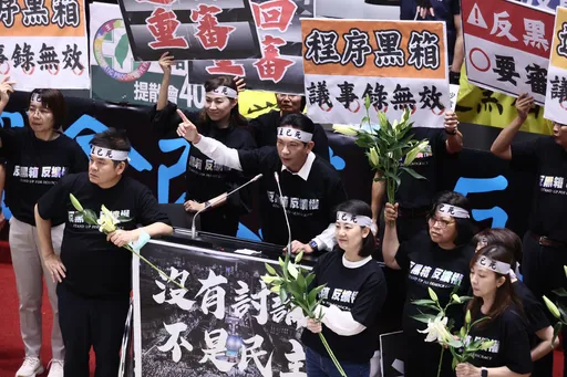 立院混戰｜林俊憲狠批「炒股害死人」　傅崐萁火大嗆：X掉你