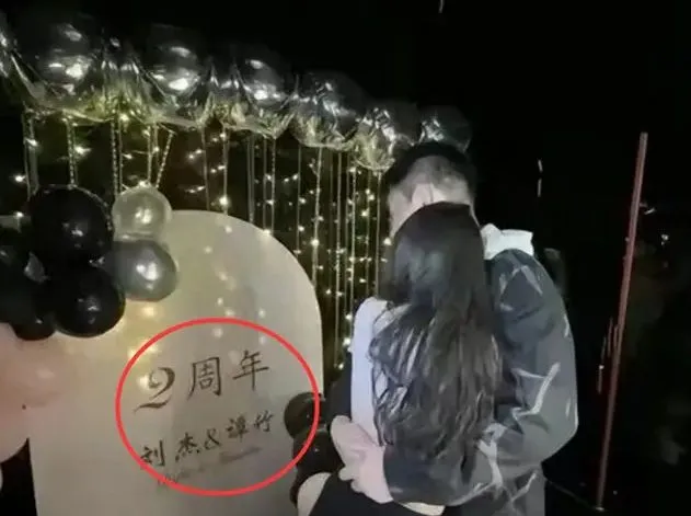 重慶警方公布胖貓生前與「女友」的合照，證明雙方有抱抱，是熱戀中的男女。翻攝微博/重慶警局胖貓專案