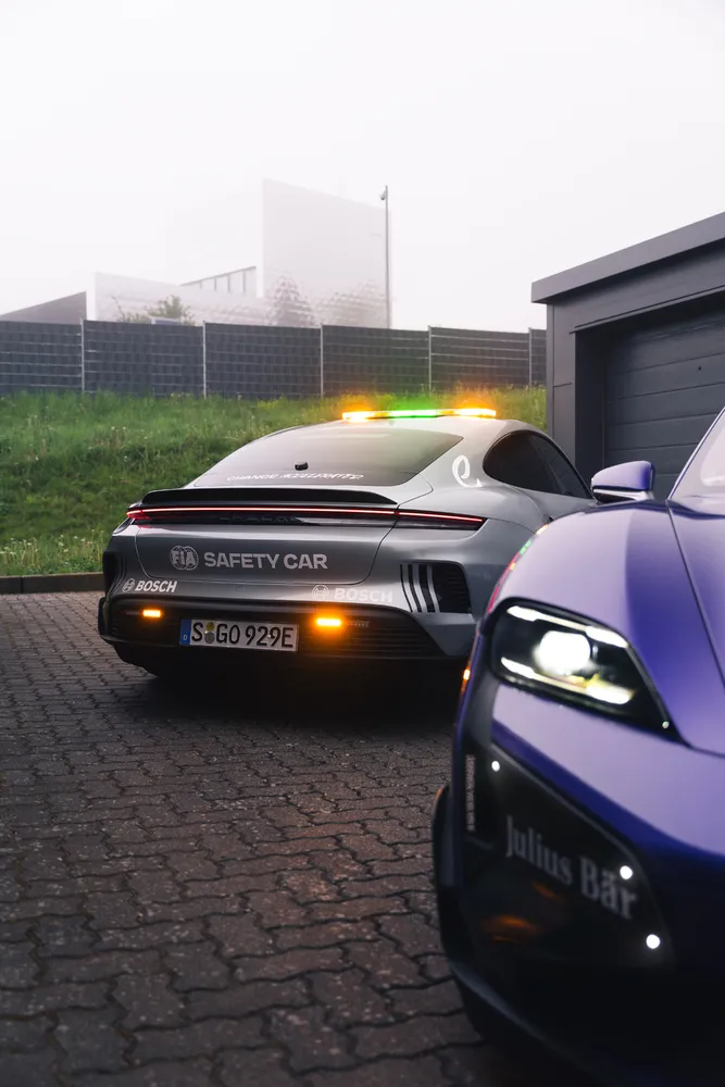 電動方程式世界錦標賽這兩部安全車，由施以該車型專屬色調金屬紫霞色（Purple Sky Metallic）與金屬魅影綠色（Shade Green Metallic）的兩部Taycan Turbo GT擔任。原廠照片