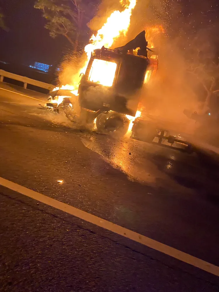 貨櫃車車頭也遭大火吞噬。讀者提供