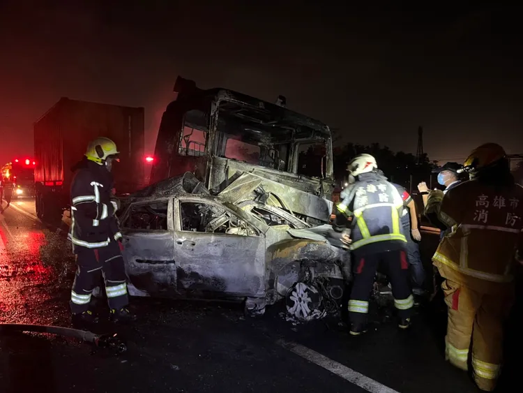 警消發現駕駛座有具焦屍。讀者提供