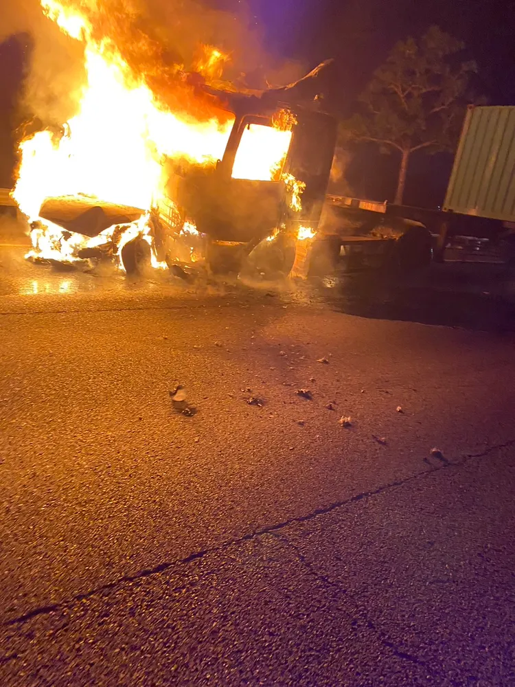 轎車遭追撞起火，火勢猛烈。讀者提供