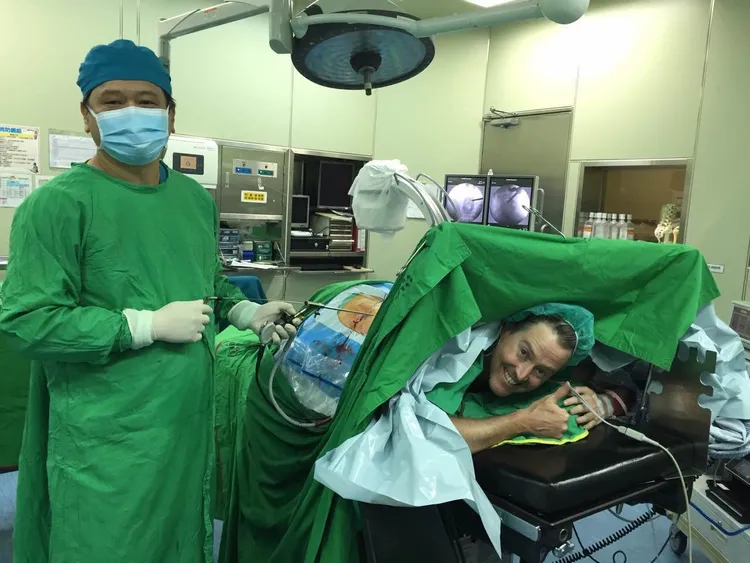 夏克立當時動第一次手術時，和醫生合照，讓製作單位用來向觀眾解釋。夏克立提供