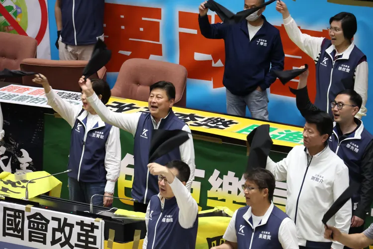 國民黨團總召傅崐萁超嗨，狂拿黑布搖晃。莊宗達攝