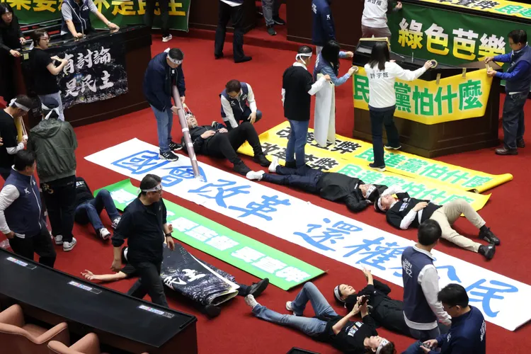 多名綠委躺在議場上卡位。莊宗達攝