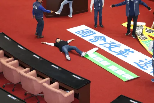 立院花絮|綠委「躺平」畫面曝! 傅崐萁變牛仔「嗨搖小黑布」