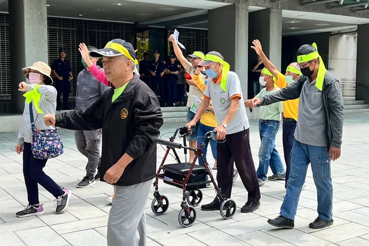來行動不變的長者也來表達訴求。王志弘攝