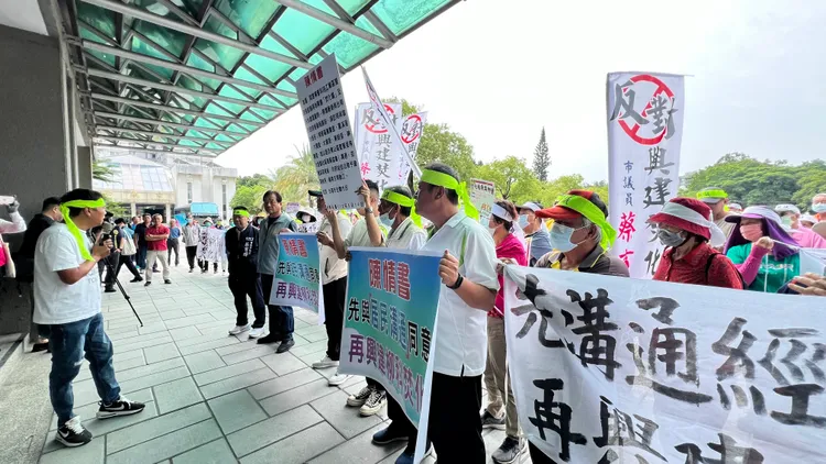 群眾強烈表達不滿。王志弘攝