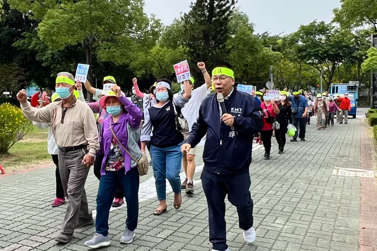 鄉親步行至民治中心前抗議，高喊口號「反對興建」。王志弘攝