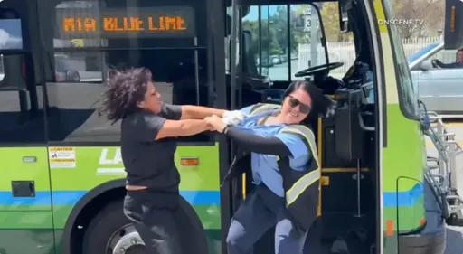 美國洛杉磯街友乘客 強拖公車司機至駕駛座外大打出手