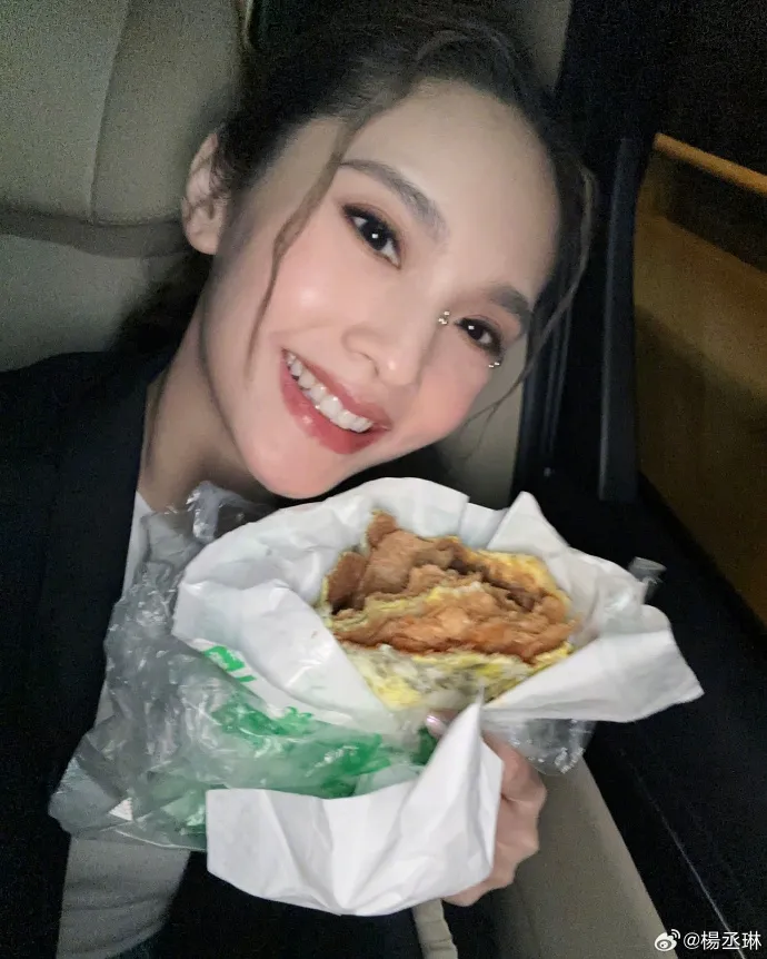 楊丞琳品嘗天津代表美食「煎餅果子」。翻攝楊丞琳微博