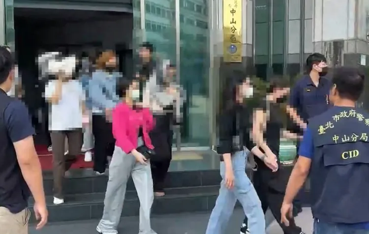 泰國色情酒吧暗藏地下室，警方逮捕負責人與多名外籍酒店妹。警方提供