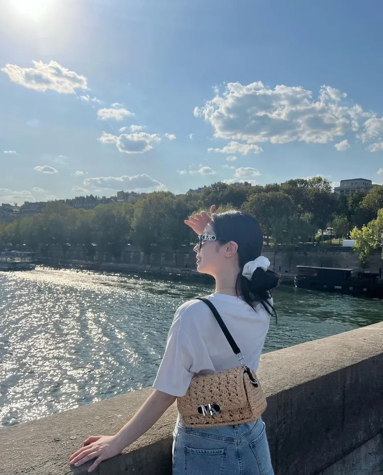 多賢搭配Parker拉菲草鍊帶包。翻攝多賢IG