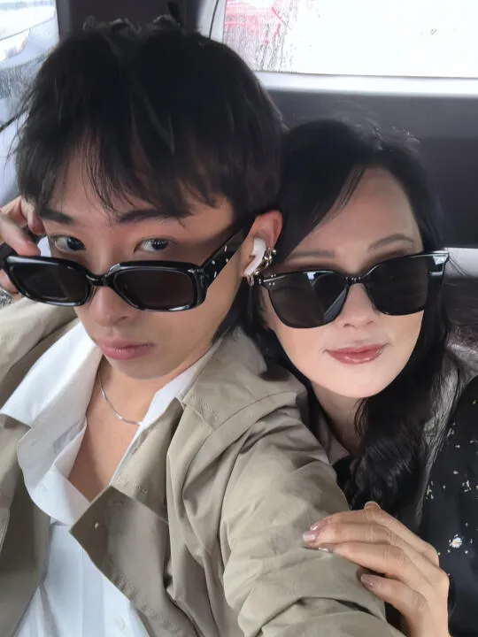 庾恩利與媽媽伊能靜常交流OOTD。翻攝伊能靜微博影片