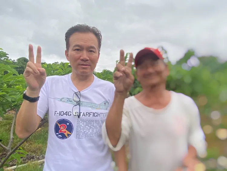 大愛劇《生命的麥田》孫鵬（左）飾演啞巴農夫。大愛提供